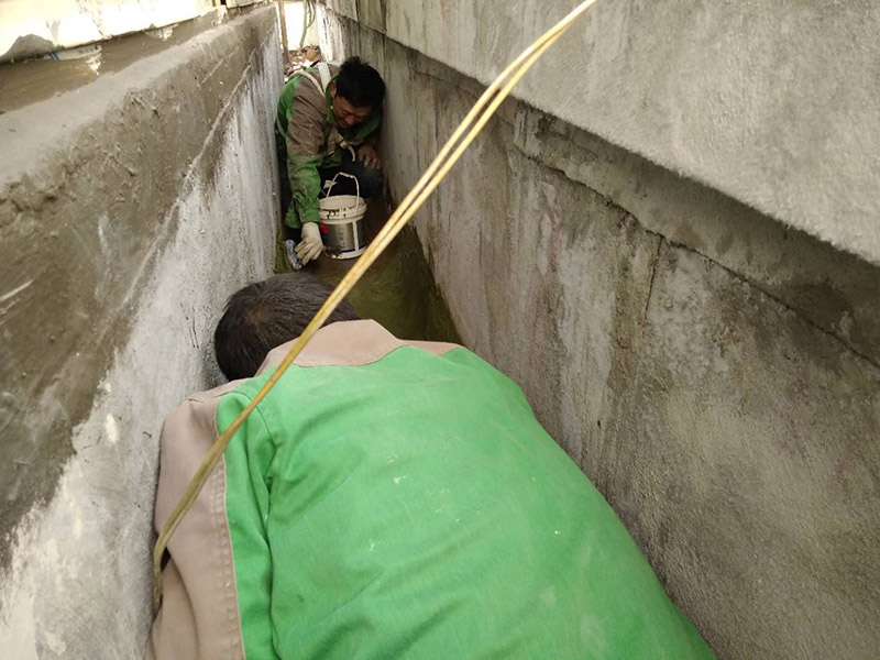 樓頂陽臺刷防水：開放式的陽臺在暴雨來臨時容易進水，為了防止雨水進入室內(nèi)，因此我們在陽臺裝修時，需要有一定坡度，保證水能順利流向排水孔，不會進入房間。在暴雨天氣下，如果雨量大于地漏的排水能力時，就會在陽臺地面出現(xiàn)大量積水，容易導(dǎo)致積水進入室內(nèi)，因此我們在選購陽臺地漏的時，最好選擇排水量大且順暢的地漏。通常陽臺的防水層都在外層，需要受到陽光暴曬、雨水侵蝕、嚴寒酷暑等自然天氣的考驗，如果沒有出色的性能和良好的保護措施，他的使用年限會大大縮短。因此，我們在選購防水材料時，需要選擇強度高、耐老化的防水涂料。