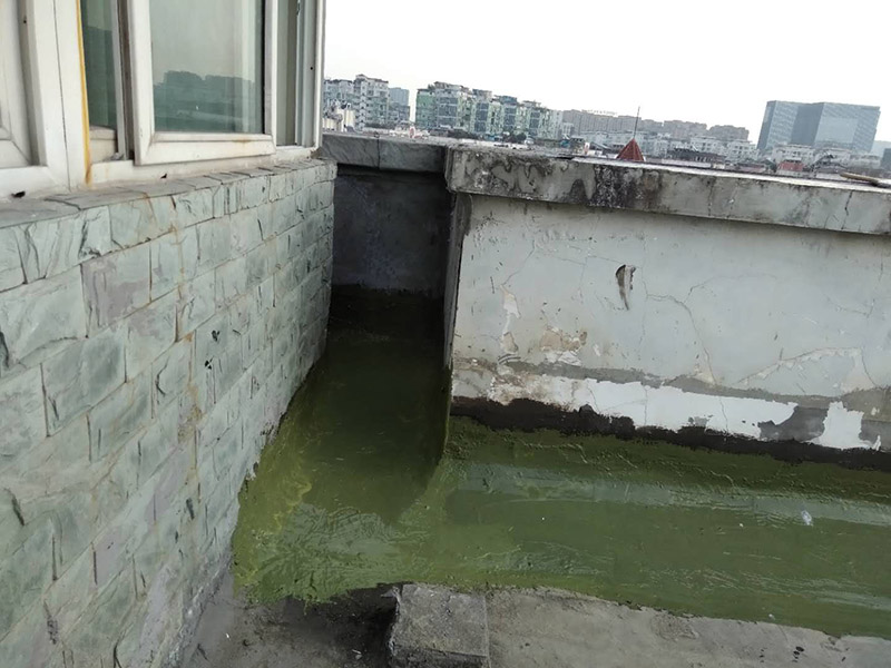 樓頂陽臺刷防水：開放式的陽臺在暴雨來臨時容易進水，為了防止雨水進入室內(nèi)，因此我們在陽臺裝修時，需要有一定坡度，保證水能順利流向排水孔，不會進入房間。在暴雨天氣下，如果雨量大于地漏的排水能力時，就會在陽臺地面出現(xiàn)大量積水，容易導(dǎo)致積水進入室內(nèi)，因此我們在選購陽臺地漏的時，最好選擇排水量大且順暢的地漏。通常陽臺的防水層都在外層，需要受到陽光暴曬、雨水侵蝕、嚴寒酷暑等自然天氣的考驗，如果沒有出色的性能和良好的保護措施，他的使用年限會大大縮短。因此，我們在選購防水材料時，需要選擇強度高、耐老化的防水涂料。