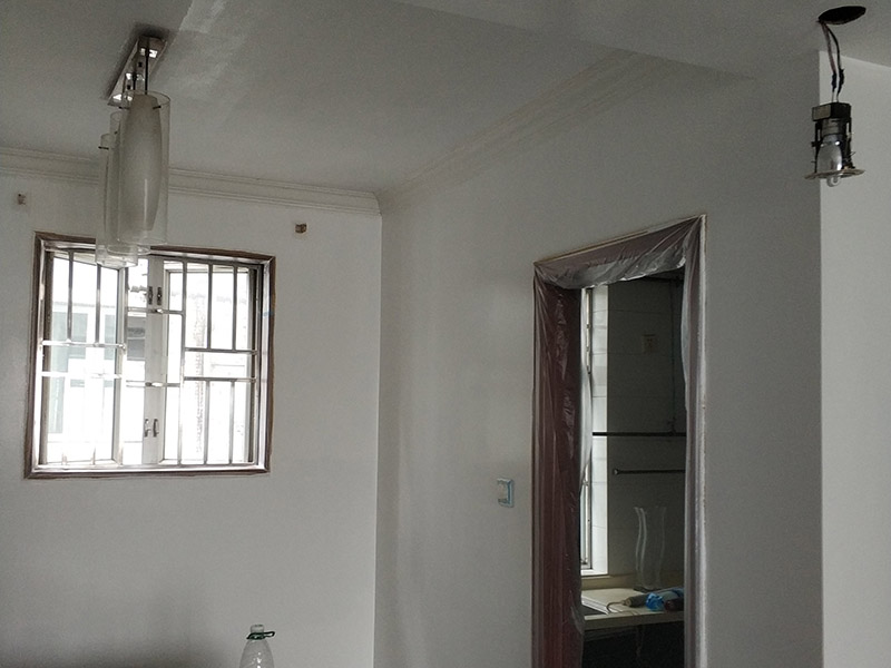 墻面翻新，地面保護(hù)：為了避免施工中磕碰到業(yè)主的家俱等物件，特地將這些物件搬到房屋中間。很快房間內(nèi)可以搬動(dòng)的物件，就都搬到了房屋的中間位置。為了避免涂料意外滴上，包上了保護(hù)膜。在鏟除舊墻面時(shí)還會(huì)留心用小托盤接住，以免弄臟業(yè)主家的地面。將踢腳線等與墻面接觸的位置及地面做好遮蔽，以免將涂料碰到木器上。 墻面應(yīng)先除掉浮灰，鏟除起砂翹皮的位置;對(duì)油污的位置，應(yīng)先將原有涂層鏟掉，不能鏟掉的要徹底清洗干凈。選用顆粒細(xì)度較大和質(zhì)地較硬的膩?zhàn)庸蝺?，底漆必須要刷勻，保證墻面每個(gè)地方都刷到，如果墻面吃漆量較多，底漆最好適當(dāng)?shù)募右稽c(diǎn)水，以保證可以涂刷均勻。這里上漆的量就是通常上的上漆工作了，不能加過量的水，會(huì)對(duì)漆膜厚度、手感和漆膜的硬度等產(chǎn)生影響。