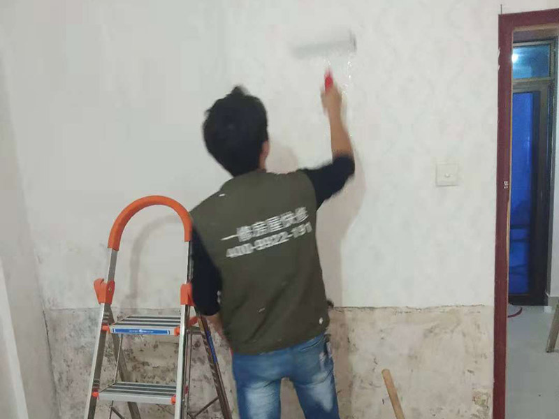 墻面滾漆：毛坯的墻體或者已經(jīng)做好1道膩?zhàn)訉拥姆孔樱鶎右蠡鶎颖仨毱秸麍?jiān)固。不得有粉化、起砂、空鼓、脫落等現(xiàn)象。基層不平和坑洼面應(yīng)該配套膩?zhàn)庸纹?。陰?yáng)角必須通過(guò)彈墨線來(lái)找垂直的鋁通來(lái)衡量水平垂直的整度。后一遍膩?zhàn)討?yīng)在前一遍膩?zhàn)油耆珊蠓侥苁┕ぁ?刮膩?zhàn)雍螅傆行└叩筒黄?，或者基層不是很平整的面。這個(gè)時(shí)候，需要砂紙出動(dòng)，進(jìn)行手工的打磨，修復(fù)。中間還可以用太陽(yáng)燈照明，便于檢查平整度。再用砂紙打磨，不斷的完善。最后就可以進(jìn)行滾的作業(yè)，相對(duì)而言，這是性?xún)r(jià)比較高的施工方式。輥涂時(shí)，為避免輥?zhàn)雍圹E，搭接寬度為毛輥長(zhǎng)度的1/4，一般輥涂?jī)杀椋募酒溟g隔應(yīng)2小時(shí)以上，冬季可能需要多點(diǎn)時(shí)間。