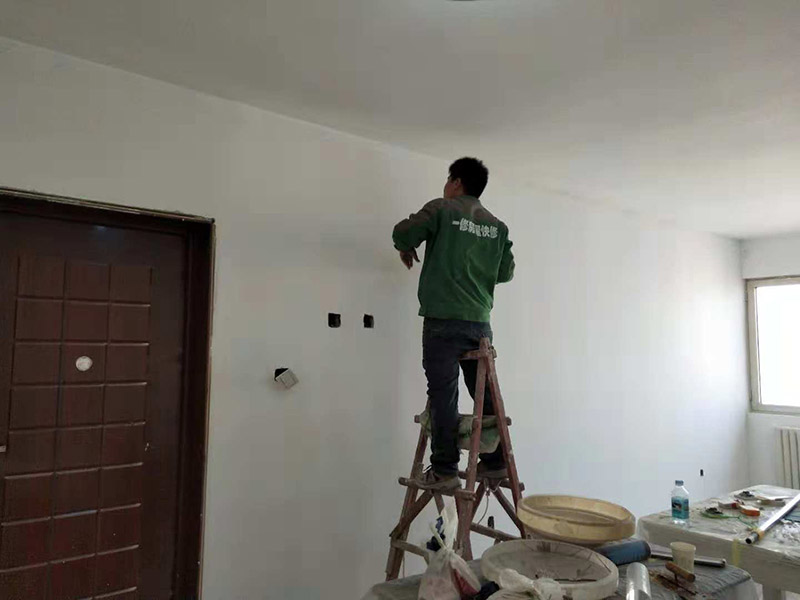 墻面刷面漆：在正式開工之前，還需要進(jìn)行墻面的全面檢查，看看基層是否牢固平整。如果是舊墻出現(xiàn)漆膜脫落、開裂，需要先進(jìn)行鏟墻皮或者使用石膏來進(jìn)行裂縫的修補(bǔ)處理。做到墻面無灰塵、雜物，平整，再使用界面劑進(jìn)行墻面的涂刷，施工應(yīng)細(xì)致均勻。接著就需要進(jìn)行刮膩?zhàn)樱瑢γ孢M(jìn)行找平，這道工序一般涂刷兩遍膩?zhàn)?，不過需要看實(shí)際情況來定。在進(jìn)行第一遍膩?zhàn)油抗魏?，需要自然晾干，再來打磨，最后才是進(jìn)行第二道膩?zhàn)油抗?。在施工中，需要注意刮刀力度?yīng)一致，才能讓膩?zhàn)雍穸染鶆?。先是進(jìn)行底漆的涂刷，這樣做的目的是為了增加面漆的粘結(jié)度。完全干燥后，則可以進(jìn)行面漆的涂刷施工了。在涂刷前，需要將面漆調(diào)配好，讓顏色一致，這樣涂刷的時(shí)候，墻面色澤才能一致。但需要注意的是滾筒施工時(shí)，速度應(yīng)保持一致，這樣漆面才能細(xì)膩平滑。