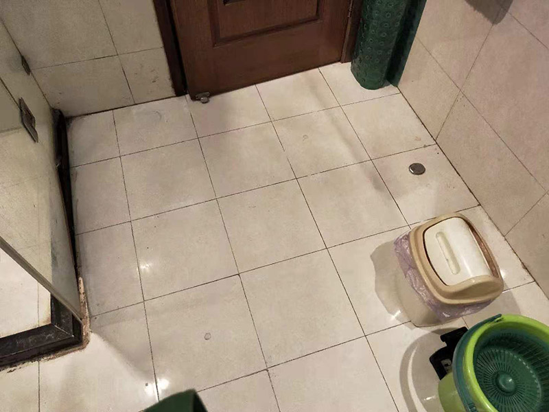 衛(wèi)生間地面注漿防水：注漿堵漏注漿堵漏之清理:詳細(xì)檢查、分析滲漏情況，確定灌漿孔位置及間距。清理干凈需要施工的區(qū)域，鑿除砼表面析出物，確保表面干凈。 注漿堵漏之鉆孔:使用鉆孔工具沿孔洞四周鉆泄壓孔，鉆頭直徑為14mm,鉆孔角度宜≦45&deg;，鉆孔深度≦結(jié)構(gòu)厚度的2/3，鉆孔必須斜穿過主漏水孔。墻面慢滲則分別在滲水面鉆梅花孔。用清洗機(jī)沖洗灌漿孔，直至灌漿孔出水清澈則可進(jìn)行下一步工作。 注漿堵漏之埋嘴:觀察主漏水孔的壓力，水流不急壓力不大時(shí)可用快干堵漏劑埋注灌漿止水針頭。當(dāng)結(jié)構(gòu)達(dá)到一定的強(qiáng)度沒有滲漏時(shí)，其它泄水孔分別安裝膨脹止水針頭，用專用內(nèi)六角扳手?jǐn)Q緊，使灌漿嘴周圍與鉆孔之間無空隙，不漏水。單孔逐一連續(xù)進(jìn)行。當(dāng)相鄰孔開始出漿后，保持壓力3~5分鐘，即可停止本孔灌漿，改注相鄰灌漿孔。 待所有的孔都灌完后，回到先前靠前個(gè)灌漿孔，再次灌漿以保證壓力較大化。