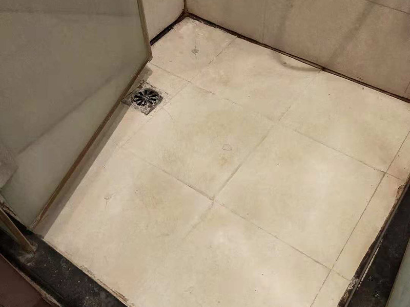 衛(wèi)生間地面注漿防水：注漿堵漏注漿堵漏之清理:詳細(xì)檢查、分析滲漏情況，確定灌漿孔位置及間距。清理干凈需要施工的區(qū)域，鑿除砼表面析出物，確保表面干凈。 注漿堵漏之鉆孔:使用鉆孔工具沿孔洞四周鉆泄壓孔，鉆頭直徑為14mm,鉆孔角度宜≦45&deg;，鉆孔深度≦結(jié)構(gòu)厚度的2/3，鉆孔必須斜穿過主漏水孔。墻面慢滲則分別在滲水面鉆梅花孔。用清洗機(jī)沖洗灌漿孔，直至灌漿孔出水清澈則可進(jìn)行下一步工作。 注漿堵漏之埋嘴:觀察主漏水孔的壓力，水流不急壓力不大時(shí)可用快干堵漏劑埋注灌漿止水針頭。當(dāng)結(jié)構(gòu)達(dá)到一定的強(qiáng)度沒有滲漏時(shí)，其它泄水孔分別安裝膨脹止水針頭，用專用內(nèi)六角扳手?jǐn)Q緊，使灌漿嘴周圍與鉆孔之間無空隙，不漏水。單孔逐一連續(xù)進(jìn)行。當(dāng)相鄰孔開始出漿后，保持壓力3~5分鐘，即可停止本孔灌漿，改注相鄰灌漿孔。 待所有的孔都灌完后，回到先前靠前個(gè)灌漿孔，再次灌漿以保證壓力較大化。