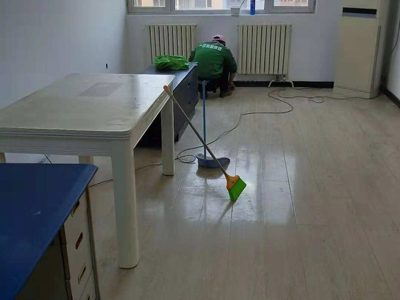 現(xiàn)場衛(wèi)生打掃：局部裝修就是那個(gè)位置維修了就打掃那個(gè)位置，整體裝修就將大至的裝修垃圾裝袋清掃，但細(xì)致的衛(wèi)生打掃請找專業(yè)的保潔。