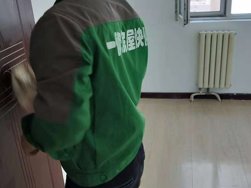 現(xiàn)場衛(wèi)生打掃：局部裝修就是那個(gè)位置維修了就打掃那個(gè)位置，整體裝修就將大至的裝修垃圾裝袋清掃，但細(xì)致的衛(wèi)生打掃請找專業(yè)的保潔。