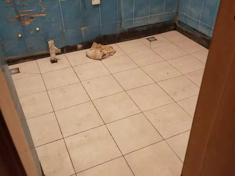 廁所地磚鋪貼維修：1、首先將選購(gòu)好的瓷磚清潔干凈，并在水中浸泡2個(gè)小時(shí)以上，瓷磚的浸泡是為了能讓瓷磚充分的吸收水分，避免在鋪貼完成之后吸取材料中的水分，而影響瓷磚與地面的粘貼度，造成起空鼓、脫落等現(xiàn)象，開始鋪貼瓷磚之前需要從水中取出并將便面的水分擦去，以便鋪貼。 2、在開始瓷磚進(jìn)行鋪貼之前，需先在墻面上吊垂線，吊垂線是用來(lái)確定瓷磚與墻面的尺寸，再設(shè)置水平線，這樣能夠保證瓷磚鋪貼過(guò)程中保持橫平豎直的平整度。 3、在瓷磚鋪貼過(guò)程中需要以水平線為準(zhǔn)繩，設(shè)置木板將瓷磚支撐住，這樣是為了防止瓷磚在達(dá)到一定的粘著強(qiáng)度之前出現(xiàn)位移或下墜的現(xiàn)象。  4.、通常地磚的鋪貼都是由門窗邊或者陽(yáng)臺(tái)開始的，保證從上到下，由左及右的順序行進(jìn)，先用水潤(rùn)曾找平層，再用鏟子將水泥抹在瓷磚的背面，再將瓷磚貼在地面，再用橡膠錘輕輕敲擊瓷磚，使水泥充滿墻面與瓷磚之間的空隙，粘貼時(shí)要注意所使用的粘貼材料不能太稠，也不能太稀，太稠的話不容易攤開，太稀的話又不容易粘牢。 5、當(dāng)?shù)卮u鋪貼好之后，需要及時(shí)將表面的污漬清潔干凈，當(dāng)表面的污染比較嚴(yán)重時(shí)，可以使用10%濃度的稀鹽酸溶液來(lái)進(jìn)行清潔，如果選用稀鹽酸進(jìn)行清洗的話，最后一定要再用清水沖洗一遍。如果是瓷磚釉的話，清理完成之后還可在表面噴上一層薄薄的碧麗珠光亮劑，并且使用軟抹布再擦拭一遍，就能夠保持瓷磚表面的光澤度并且不容易受到污染。