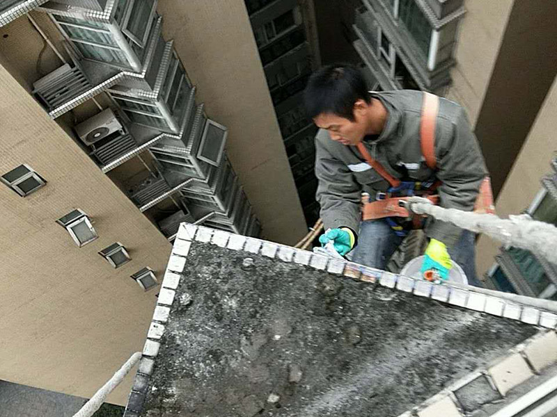 外墻高空維修：1、目前外墻粉刷主要有兩種方式：吊板方式和吊籃方式。 2、吊板方式是用吊繩、吊板將人吊到工作位置進行清洗。一般的大樓都可以用這種方式進行清洗，但是這種方式的操作必須使安全措施到位，否則危險性很大，造成傷亡事故的都是因安全措施不到位造成的。 3、對于無承載能力、疏松、起皮的舊涂層，應連同膩子徹底鏟除，洗凈且干燥后再用膩子找平。對于輕度粉化但牢固的舊涂層打磨平整后用封底漆底涂即可。嚴重粉化的舊涂層應事先徹底清洗，舊的油性涂料應完全去除。