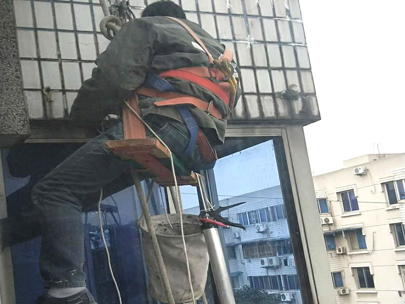 外墻高空維修：1、目前外墻粉刷主要有兩種方式：吊板方式和吊籃方式。 2、吊板方式是用吊繩、吊板將人吊到工作位置進行清洗。一般的大樓都可以用這種方式進行清洗，但是這種方式的操作必須使安全措施到位，否則危險性很大，造成傷亡事故的都是因安全措施不到位造成的。 3、對于無承載能力、疏松、起皮的舊涂層，應連同膩子徹底鏟除，洗凈且干燥后再用膩子找平。對于輕度粉化但牢固的舊涂層打磨平整后用封底漆底涂即可。嚴重粉化的舊涂層應事先徹底清洗，舊的油性涂料應完全去除。