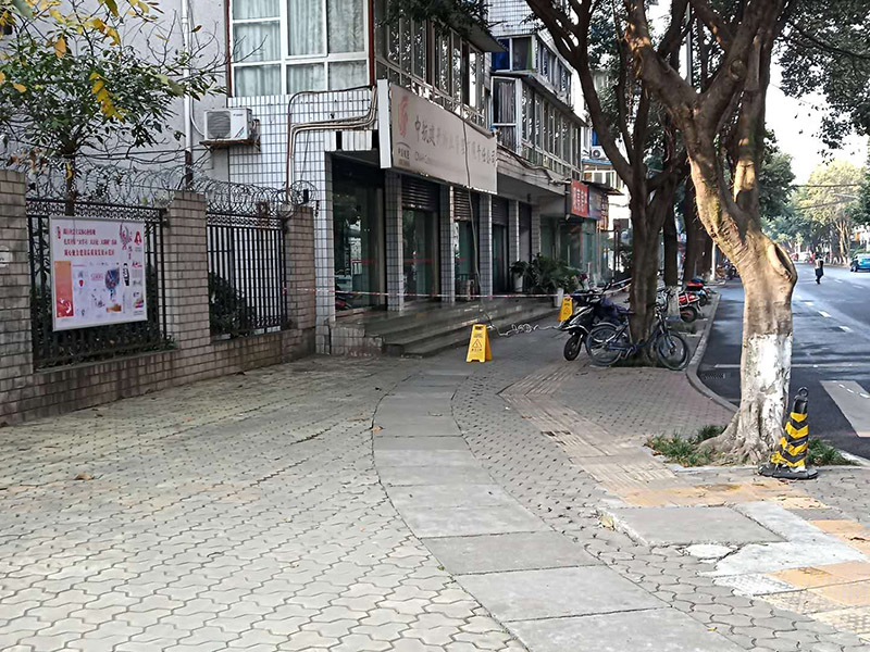 外墻高空維修：1、目前外墻粉刷主要有兩種方式：吊板方式和吊籃方式。 2、吊板方式是用吊繩、吊板將人吊到工作位置進行清洗。一般的大樓都可以用這種方式進行清洗，但是這種方式的操作必須使安全措施到位，否則危險性很大，造成傷亡事故的都是因安全措施不到位造成的。 3、對于無承載能力、疏松、起皮的舊涂層，應連同膩子徹底鏟除，洗凈且干燥后再用膩子找平。對于輕度粉化但牢固的舊涂層打磨平整后用封底漆底涂即可。嚴重粉化的舊涂層應事先徹底清洗，舊的油性涂料應完全去除。