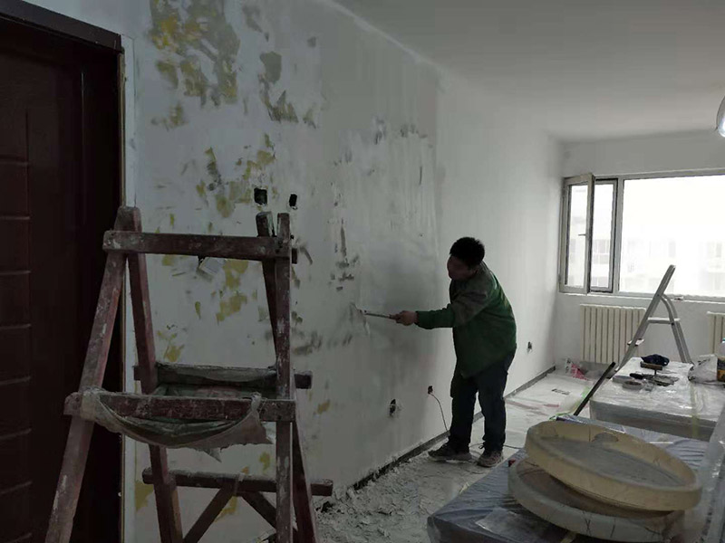 客廳墻面改造：在施工之前，首先要對(duì)墻面進(jìn)行清理，確?；鶎拥钠秸饣⒒鶎颖砻孢M(jìn)行完全清除，做到墻面無(wú)灰塵，再進(jìn)行界面劑的施工，涂刷厚度應(yīng)均勻，這樣做的目的是將基層完全密閉住，同時(shí)增加著附力。然后對(duì)墻面進(jìn)行找平處理，可以通過(guò)專(zhuān)門(mén)檢測(cè)工具來(lái)進(jìn)行平整度的確定，如果存在不平的地方，應(yīng)使用石膏來(lái)進(jìn)行補(bǔ)平。然后在進(jìn)行刮膩?zhàn)拥氖┕げ襟E，一般刮完兩遍即可，如果不太平整的區(qū)域需要多刮幾次，每次膩?zhàn)邮┕?，?yīng)進(jìn)行充分的間隔。當(dāng)膩?zhàn)庸魏煤?，接著就需要進(jìn)行油漆的施工，最先上底漆，目的主要是提高墻面的防水防潮性，還增加面漆的粘結(jié)效果。等墻面完全干透后，還需進(jìn)行打磨的處理，使用細(xì)砂紙將墻面一一打磨，這樣會(huì)讓墻面看起來(lái)更平滑。在施工中，可以用手觸摸，感受下墻面的光滑感。