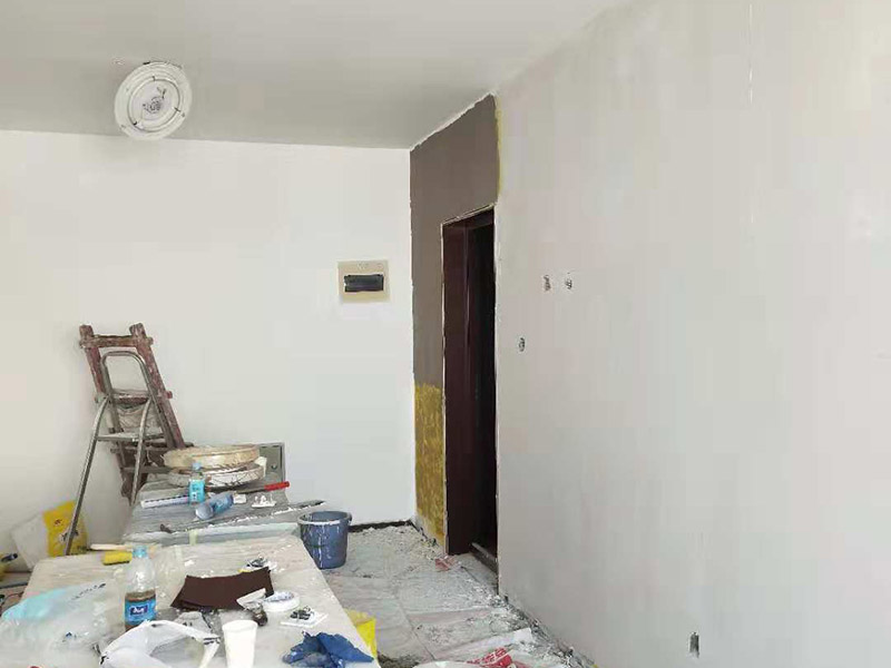 客廳墻面改造：在施工之前，首先要對(duì)墻面進(jìn)行清理，確?；鶎拥钠秸饣⒒鶎颖砻孢M(jìn)行完全清除，做到墻面無(wú)灰塵，再進(jìn)行界面劑的施工，涂刷厚度應(yīng)均勻，這樣做的目的是將基層完全密閉住，同時(shí)增加著附力。然后對(duì)墻面進(jìn)行找平處理，可以通過(guò)專(zhuān)門(mén)檢測(cè)工具來(lái)進(jìn)行平整度的確定，如果存在不平的地方，應(yīng)使用石膏來(lái)進(jìn)行補(bǔ)平。然后在進(jìn)行刮膩?zhàn)拥氖┕げ襟E，一般刮完兩遍即可，如果不太平整的區(qū)域需要多刮幾次，每次膩?zhàn)邮┕?，?yīng)進(jìn)行充分的間隔。當(dāng)膩?zhàn)庸魏煤螅又托枰M(jìn)行油漆的施工，最先上底漆，目的主要是提高墻面的防水防潮性，還增加面漆的粘結(jié)效果。等墻面完全干透后，還需進(jìn)行打磨的處理，使用細(xì)砂紙將墻面一一打磨，這樣會(huì)讓墻面看起來(lái)更平滑。在施工中，可以用手觸摸，感受下墻面的光滑感。