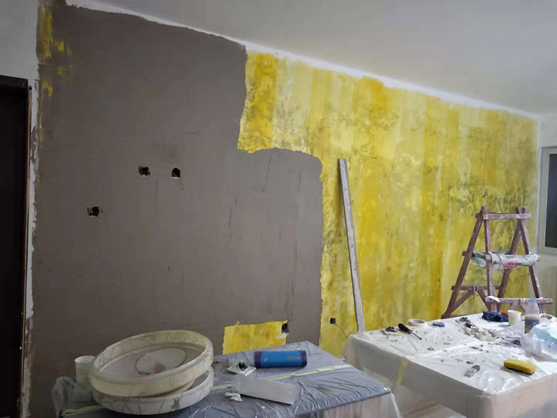 客廳墻面改造：在施工之前，首先要對(duì)墻面進(jìn)行清理，確?；鶎拥钠秸饣⒒鶎颖砻孢M(jìn)行完全清除，做到墻面無(wú)灰塵，再進(jìn)行界面劑的施工，涂刷厚度應(yīng)均勻，這樣做的目的是將基層完全密閉住，同時(shí)增加著附力。然后對(duì)墻面進(jìn)行找平處理，可以通過(guò)專(zhuān)門(mén)檢測(cè)工具來(lái)進(jìn)行平整度的確定，如果存在不平的地方，應(yīng)使用石膏來(lái)進(jìn)行補(bǔ)平。然后在進(jìn)行刮膩?zhàn)拥氖┕げ襟E，一般刮完兩遍即可，如果不太平整的區(qū)域需要多刮幾次，每次膩?zhàn)邮┕?，?yīng)進(jìn)行充分的間隔。當(dāng)膩?zhàn)庸魏煤?，接著就需要進(jìn)行油漆的施工，最先上底漆，目的主要是提高墻面的防水防潮性，還增加面漆的粘結(jié)效果。等墻面完全干透后，還需進(jìn)行打磨的處理，使用細(xì)砂紙將墻面一一打磨，這樣會(huì)讓墻面看起來(lái)更平滑。在施工中，可以用手觸摸，感受下墻面的光滑感。