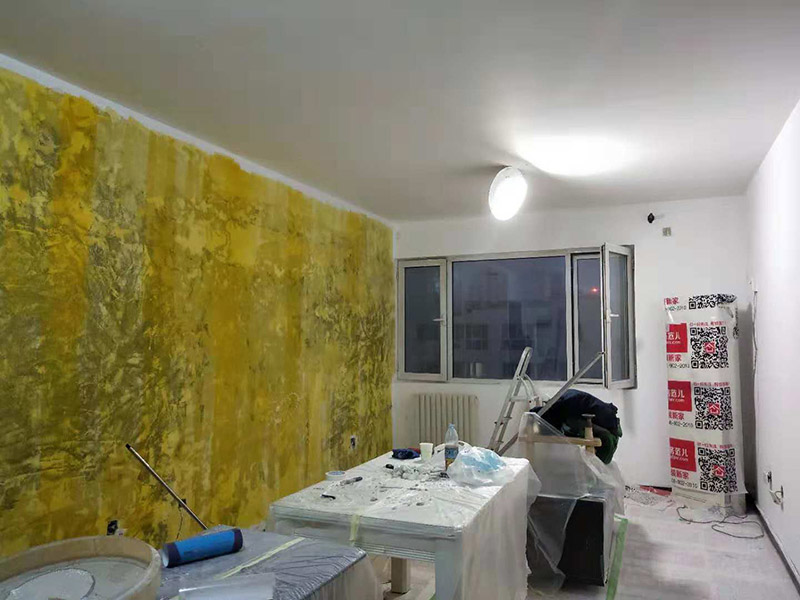 客廳墻面改造：在施工之前，首先要對(duì)墻面進(jìn)行清理，確?；鶎拥钠秸饣?。將基層表面進(jìn)行完全清除，做到墻面無(wú)灰塵，再進(jìn)行界面劑的施工，涂刷厚度應(yīng)均勻，這樣做的目的是將基層完全密閉住，同時(shí)增加著附力。然后對(duì)墻面進(jìn)行找平處理，可以通過(guò)專(zhuān)門(mén)檢測(cè)工具來(lái)進(jìn)行平整度的確定，如果存在不平的地方，應(yīng)使用石膏來(lái)進(jìn)行補(bǔ)平。然后在進(jìn)行刮膩?zhàn)拥氖┕げ襟E，一般刮完兩遍即可，如果不太平整的區(qū)域需要多刮幾次，每次膩?zhàn)邮┕?，?yīng)進(jìn)行充分的間隔。當(dāng)膩?zhàn)庸魏煤螅又托枰M(jìn)行油漆的施工，最先上底漆，目的主要是提高墻面的防水防潮性，還增加面漆的粘結(jié)效果。等墻面完全干透后，還需進(jìn)行打磨的處理，使用細(xì)砂紙將墻面一一打磨，這樣會(huì)讓墻面看起來(lái)更平滑。在施工中，可以用手觸摸，感受下墻面的光滑感。