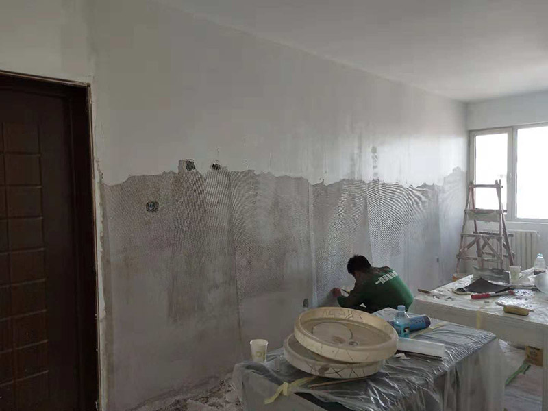 客廳墻面改造：在施工之前，首先要對(duì)墻面進(jìn)行清理，確?；鶎拥钠秸饣?。將基層表面進(jìn)行完全清除，做到墻面無(wú)灰塵，再進(jìn)行界面劑的施工，涂刷厚度應(yīng)均勻，這樣做的目的是將基層完全密閉住，同時(shí)增加著附力。然后對(duì)墻面進(jìn)行找平處理，可以通過(guò)專(zhuān)門(mén)檢測(cè)工具來(lái)進(jìn)行平整度的確定，如果存在不平的地方，應(yīng)使用石膏來(lái)進(jìn)行補(bǔ)平。然后在進(jìn)行刮膩?zhàn)拥氖┕げ襟E，一般刮完兩遍即可，如果不太平整的區(qū)域需要多刮幾次，每次膩?zhàn)邮┕?，?yīng)進(jìn)行充分的間隔。當(dāng)膩?zhàn)庸魏煤?，接著就需要進(jìn)行油漆的施工，最先上底漆，目的主要是提高墻面的防水防潮性，還增加面漆的粘結(jié)效果。等墻面完全干透后，還需進(jìn)行打磨的處理，使用細(xì)砂紙將墻面一一打磨，這樣會(huì)讓墻面看起來(lái)更平滑。在施工中，可以用手觸摸，感受下墻面的光滑感。