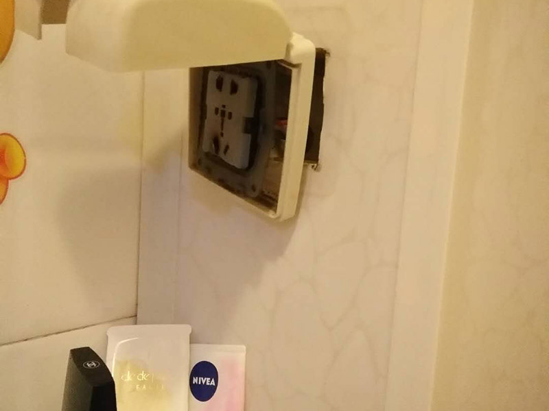 浴室插座熱水器維修：首先，我們要先看看漏電保護(hù)器上的指示燈是否亮著，這是電熱水器維修中的第一步。如果家里的電熱水器沒有安裝漏電保護(hù)開關(guān)，就要注意查看熱水器機(jī)殼上的指示燈，如果燈沒亮，可能就是電源的電壓沒有輸出，或者是漏電保護(hù)器壞了。如果燈是亮著的，可以用螺絲釘打開熱水器的蓋子，檢查內(nèi)部結(jié)構(gòu)是否出現(xiàn)故障。熱水器作為用電功率比較大的電器，有時(shí)候連接電線會(huì)比較容易老化或者是戎毀，當(dāng)確定上面的維修步驟中都沒發(fā)現(xiàn)任何問題時(shí)，就要注意檢查是不是連接線端子和接頭有沒有被燒毀，發(fā)現(xiàn)之后要立即更換新的連接線，確保電熱水器正常工作。