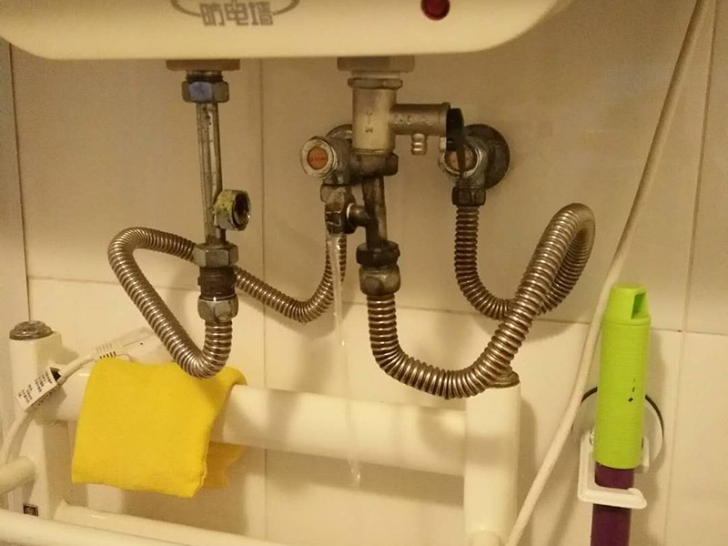 浴室插座熱水器維修：首先，我們要先看看漏電保護(hù)器上的指示燈是否亮著，這是電熱水器維修中的第一步。如果家里的電熱水器沒有安裝漏電保護(hù)開關(guān)，就要注意查看熱水器機(jī)殼上的指示燈，如果燈沒亮，可能就是電源的電壓沒有輸出，或者是漏電保護(hù)器壞了。如果燈是亮著的，可以用螺絲釘打開熱水器的蓋子，檢查內(nèi)部結(jié)構(gòu)是否出現(xiàn)故障。熱水器作為用電功率比較大的電器，有時(shí)候連接電線會(huì)比較容易老化或者是戎毀，當(dāng)確定上面的維修步驟中都沒發(fā)現(xiàn)任何問題時(shí)，就要注意檢查是不是連接線端子和接頭有沒有被燒毀，發(fā)現(xiàn)之后要立即更換新的連接線，確保電熱水器正常工作。