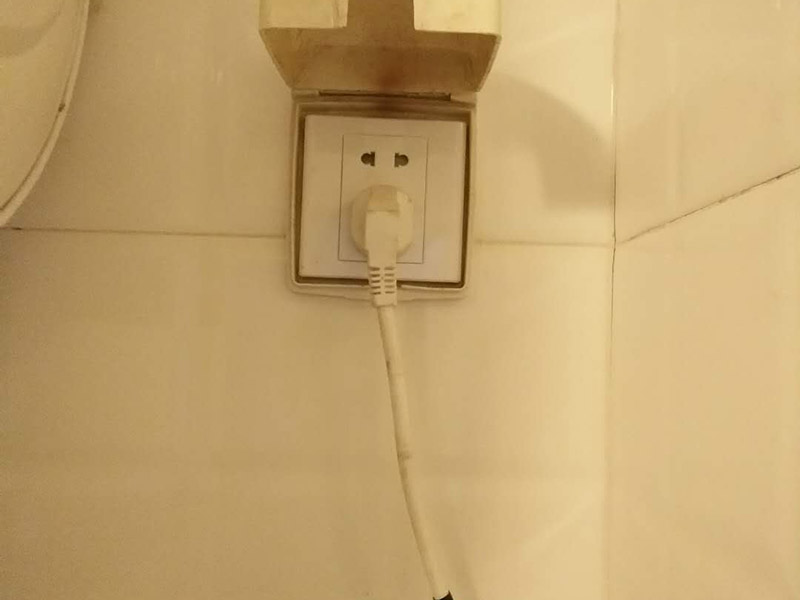 浴室插座熱水器維修：首先，我們要先看看漏電保護(hù)器上的指示燈是否亮著，這是電熱水器維修中的第一步。如果家里的電熱水器沒有安裝漏電保護(hù)開關(guān)，就要注意查看熱水器機(jī)殼上的指示燈，如果燈沒亮，可能就是電源的電壓沒有輸出，或者是漏電保護(hù)器壞了。如果燈是亮著的，可以用螺絲釘打開熱水器的蓋子，檢查內(nèi)部結(jié)構(gòu)是否出現(xiàn)故障。熱水器作為用電功率比較大的電器，有時(shí)候連接電線會(huì)比較容易老化或者是戎毀，當(dāng)確定上面的維修步驟中都沒發(fā)現(xiàn)任何問題時(shí)，就要注意檢查是不是連接線端子和接頭有沒有被燒毀，發(fā)現(xiàn)之后要立即更換新的連接線，確保電熱水器正常工作。