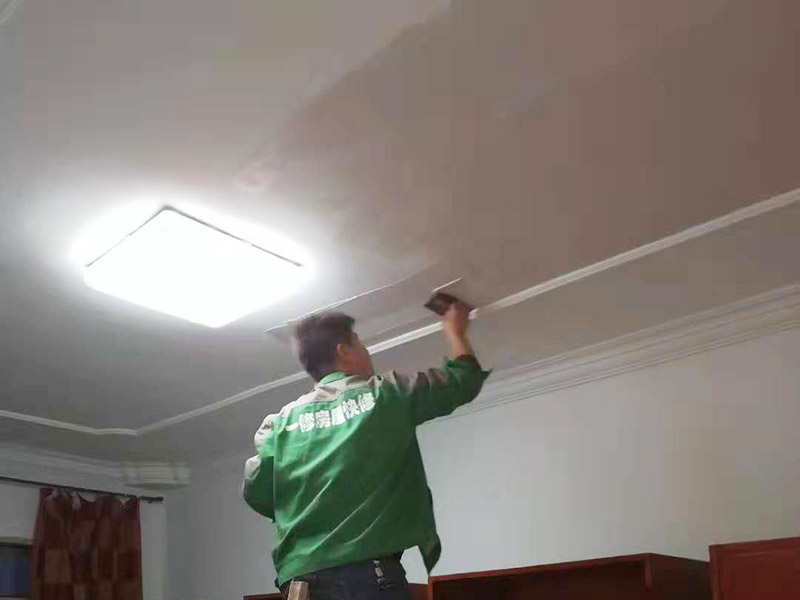 客廳頂面翻新：1、把墻面清潔干凈：把墻頂面有開裂和松動處除掉干凈，同時用水泥砂漿進(jìn)行填補，把余留的建筑垃圾確切干凈，再把墻面徹底打掃干凈。 2、墻面有不平坦的地方進(jìn)行修繕：使用水石膏把墻面撞擊處和不平坦有縫隙的部位進(jìn)行找平，干透后使用砂紙把凸出部位磨掉，再把灰塵掃凈。 3、批刮膩子：批刮膩子的次數(shù)可以根據(jù)墻頂面的平坦水平來確認(rèn)，一般來說情況是三遍，第一遍利用專業(yè)的刮板橫向滿墻面的刮，一刮板緊跟著一刮板，連接處無法留槎，每刮一刮板最后收尾要靈活精確。待干透后磨砂紙，把浮膩子和斑跡拋光平滑，最后再墻面打掃干凈。 4、第2遍用專業(yè)刮板豎向滿墻面的刮，能用的原料和方法同刮第1遍膩子是一樣的，干透后用砂紙磨平同時再打掃干凈。 5、第3遍用專業(yè)刮板添補膩子或者滿墻批刮膩子，把墻頂面刮平坦和刮平滑，干透后再用細(xì)砂紙拋光平坦和拋光平滑，無法經(jīng)常出現(xiàn)因疏失而漏掉了或者把膩子磨穿的情況。