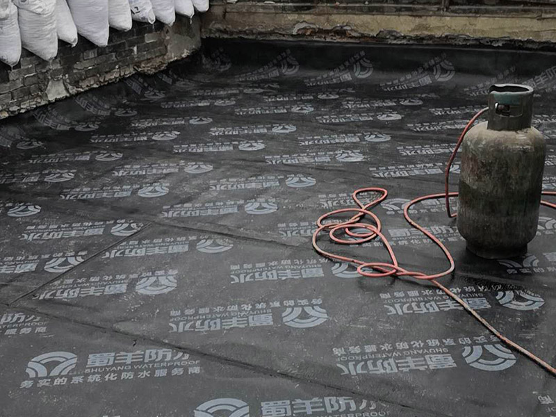 屋頂貼防水卷材：1.熱瑪蹄脂粘貼法。其作法是，屋頂防水卷材傳統(tǒng)施工方法，邊澆熱瑪蹄脂邊滾鋪油氈，逐層鋪貼。適宜范圍：石油瀝青 油氈三氈四油（二氈三油）疊層鋪貼。 2.熱熔法。其作法是，北京屋頂防水采用火焰加熱器熔化熱熔型防水卷材底部的熱熔膠進(jìn)行黏貼。適用范圍：熱塑性合成高分子防水卷材搭接縫焊。 3.熱風(fēng)焊接：共作法是：屋頂防水卷材采用熱空氣焊槍加熱防水卷材搭接縫進(jìn)行搭接縫進(jìn)行黏結(jié)。屋頂防水卷材適用范圍：熱塑性合成高分子防水卷材搭接縫焊接。