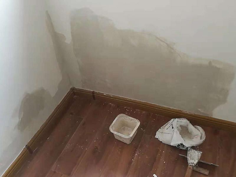 墻面局部維修：在進(jìn)行墻面局部翻新前，墻面基底處理一定要做好,對于粉化嚴(yán)重的要進(jìn)行鏟除,再抹上一層白水泥。對于原來墻面過于光滑的，要進(jìn)行打磨處理,對于粘結(jié)不牢的表皮要進(jìn)行祛除，便于涂層材料與墻體表面的結(jié)合。 墻面底漆的涂刷是為了抗堿防潮、封固基材同時(shí)對于面漆的質(zhì)感與遮蓋力也有所提高。對于墻面局部翻新工程，底漆是十分必要的,如果忽略了刷底漆，直接使用面漆的話,一段時(shí)間后墻面容易出現(xiàn)起泡、發(fā)霉等現(xiàn)象。