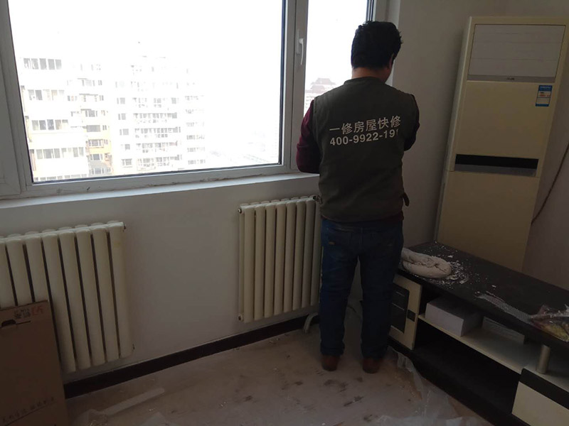 局部乳膠漆修補(bǔ)：內(nèi)墻粉刷：檢查、成品保護(hù)、封固層施工、厚找平施工、精找平施工、底漆施工、面漆施工、完工檢查。 毛胚墻基層必須平整，陰陽(yáng)角、墻面要進(jìn)行檢查，第一遍膩?zhàn)痈赏覆拍苁┕ぃx擇袋裝粉狀加水使用的成品膩?zhàn)印?乳膠漆施工：輥涂難度低、性價(jià)比高。噴涂效果好、廢料、成本高、不宜修補(bǔ)；刷涂省料、費(fèi)時(shí)、不宜大面積施工。