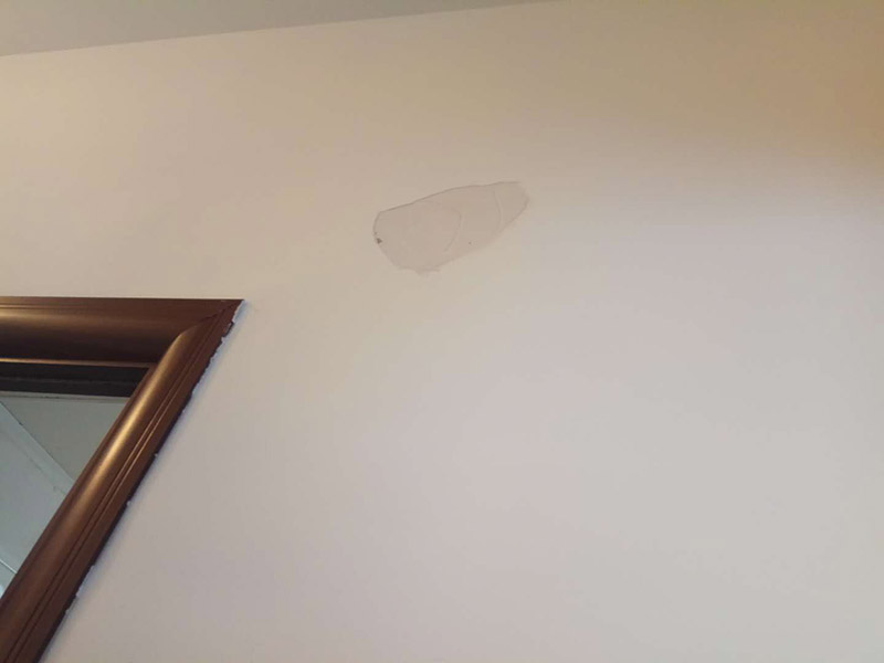 局部乳膠漆修補(bǔ)：內(nèi)墻粉刷：檢查、成品保護(hù)、封固層施工、厚找平施工、精找平施工、底漆施工、面漆施工、完工檢查。 毛胚墻基層必須平整，陰陽(yáng)角、墻面要進(jìn)行檢查，第一遍膩?zhàn)痈赏覆拍苁┕?，要選擇袋裝粉狀加水使用的成品膩?zhàn)印?乳膠漆施工：輥涂難度低、性價(jià)比高。噴涂效果好、廢料、成本高、不宜修補(bǔ)；刷涂省料、費(fèi)時(shí)、不宜大面積施工。