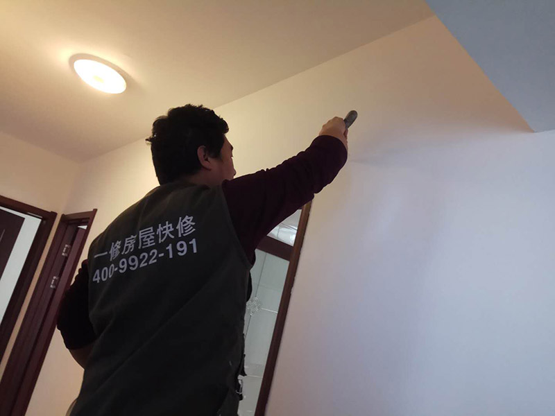 局部乳膠漆修補(bǔ)：內(nèi)墻粉刷：檢查、成品保護(hù)、封固層施工、厚找平施工、精找平施工、底漆施工、面漆施工、完工檢查。 毛胚墻基層必須平整，陰陽(yáng)角、墻面要進(jìn)行檢查，第一遍膩?zhàn)痈赏覆拍苁┕?，要選擇袋裝粉狀加水使用的成品膩?zhàn)印?乳膠漆施工：輥涂難度低、性價(jià)比高。噴涂效果好、廢料、成本高、不宜修補(bǔ)；刷涂省料、費(fèi)時(shí)、不宜大面積施工。