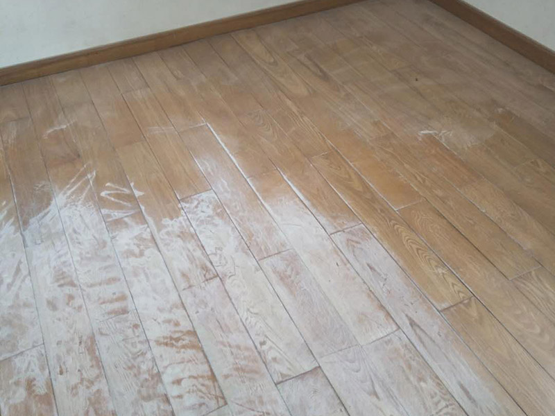 木地板打磨：地板翻新第一步，使用大型地板翻新機(jī)械數(shù)次打磨除去漆層、表層1-2毫米。注意用40目、80目和120目不同粗細(xì)的砂紙逐次打磨三次，目數(shù)越大，砂紙顆粒越小，打磨留下的劃痕越不明顯，確保打磨后的表面細(xì)膩光滑。地板打磨完后需再刮膩?zhàn)诱移降匕?，使用與地板漆配套的專(zhuān)用透明底漆膩?zhàn)?，刮在打磨好的地板上待干。刮膩?zhàn)又笤賹?duì)地板進(jìn)行刷底漆或調(diào)色處理。由于實(shí)木表層的紋理都是天然的，無(wú)法改變花色，只能調(diào)節(jié)地板顏色的深淺。底漆干了之后再刷面漆，再次干燥之后再用水砂紙仔細(xì)研磨，將地板面層磨至略感粗糙，除去粉屑，刷第二層面漆。最后上蠟拋光養(yǎng)護(hù)