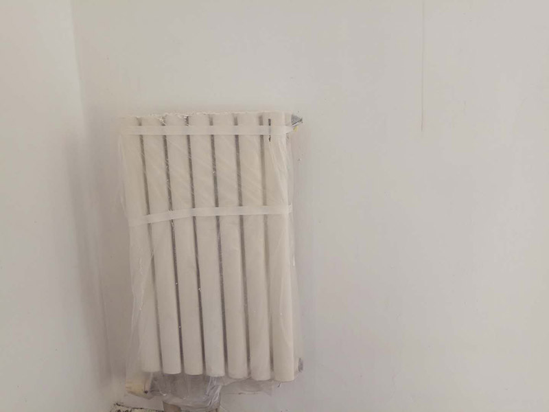 全屋整體改造：1，在新管道和舊管道對接前，必須檢查舊管是否暢通，如果管道不暢的話必須在對接前清理干凈，避免日后麻煩。 2，廚房衛(wèi)生間墻磚的拆除，表面找平工作非常重要。廚房衛(wèi)生間墻壁找平工作是很容易被忽略的重要環(huán)節(jié)。 3，墻面施工是要注意的一點。舊墻面在裝修前必須先做好墻面基層的處理，盡量鏟除原始墻面，再刷乳膠漆，以保證新墻的墻面牢固。 4，老房子原有水路管線布置不合理或腐蝕較多，裝修人員應(yīng)徹底檢查水路。如果原管道為市場上已經(jīng)淘汰鍍鋅管，則必須換成銅管、鋁塑復合管或PP-R管代替施工。 5，砸墻地磚時，避免雜物碎片堵塞下水道；只有表層厚度為4毫米的實木地板、實木復合地板和竹地板才能翻新。