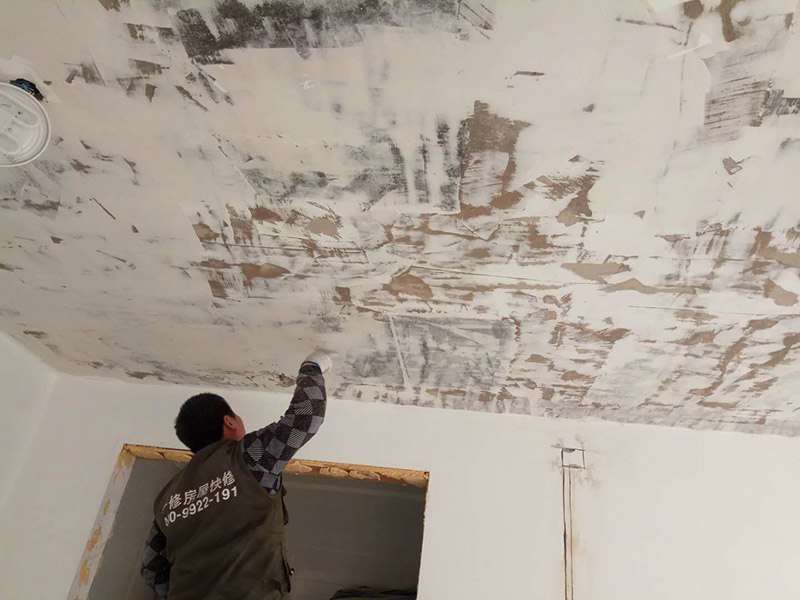 全屋整體改造：1，在新管道和舊管道對接前，必須檢查舊管是否暢通，如果管道不暢的話必須在對接前清理干凈，避免日后麻煩。 2，廚房衛(wèi)生間墻磚的拆除，表面找平工作非常重要。廚房衛(wèi)生間墻壁找平工作是很容易被忽略的重要環(huán)節(jié)。 3，墻面施工是要注意的一點。舊墻面在裝修前必須先做好墻面基層的處理，盡量鏟除原始墻面，再刷乳膠漆，以保證新墻的墻面牢固。 4，老房子原有水路管線布置不合理或腐蝕較多，裝修人員應(yīng)徹底檢查水路。如果原管道為市場上已經(jīng)淘汰鍍鋅管，則必須換成銅管、鋁塑復合管或PP-R管代替施工。 5，砸墻地磚時，避免雜物碎片堵塞下水道；只有表層厚度為4毫米的實木地板、實木復合地板和竹地板才能翻新。