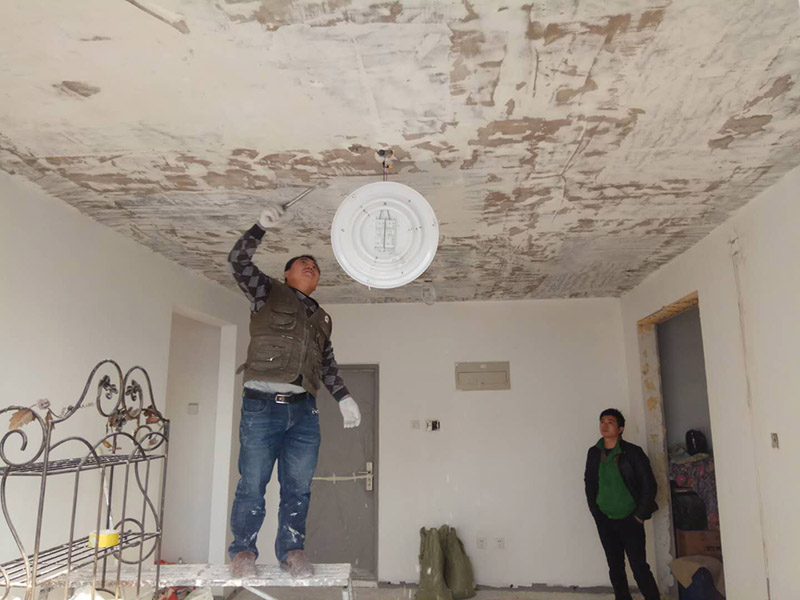 全屋整體改造：1，在新管道和舊管道對接前，必須檢查舊管是否暢通，如果管道不暢的話必須在對接前清理干凈，避免日后麻煩。 2，廚房衛(wèi)生間墻磚的拆除，表面找平工作非常重要。廚房衛(wèi)生間墻壁找平工作是很容易被忽略的重要環(huán)節(jié)。 3，墻面施工是要注意的一點。舊墻面在裝修前必須先做好墻面基層的處理，盡量鏟除原始墻面，再刷乳膠漆，以保證新墻的墻面牢固。 4，老房子原有水路管線布置不合理或腐蝕較多，裝修人員應(yīng)徹底檢查水路。如果原管道為市場上已經(jīng)淘汰鍍鋅管，則必須換成銅管、鋁塑復合管或PP-R管代替施工。 5，砸墻地磚時，避免雜物碎片堵塞下水道；只有表層厚度為4毫米的實木地板、實木復合地板和竹地板才能翻新。