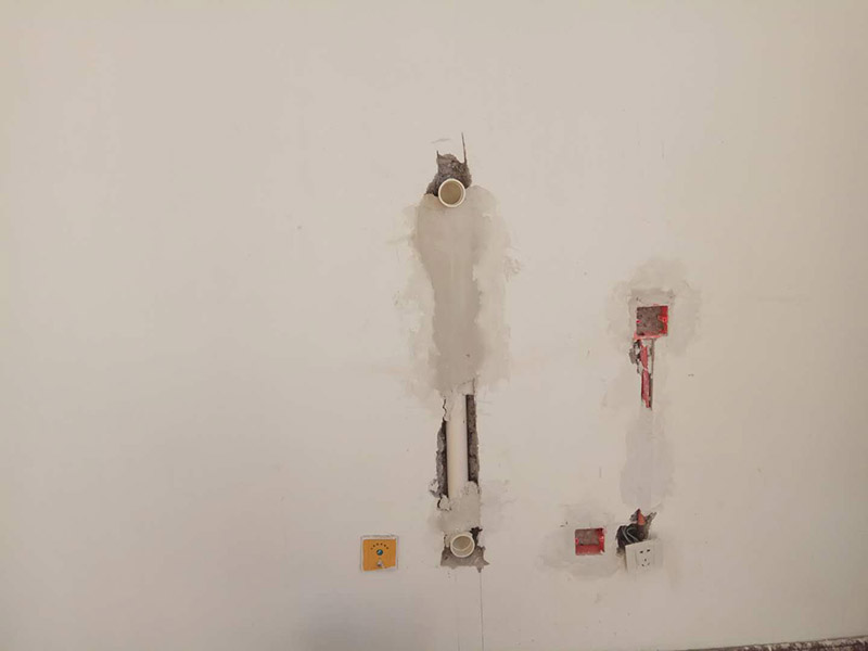 全屋整體改造：1，在新管道和舊管道對接前，必須檢查舊管是否暢通，如果管道不暢的話必須在對接前清理干凈，避免日后麻煩。 2，廚房衛(wèi)生間墻磚的拆除，表面找平工作非常重要。廚房衛(wèi)生間墻壁找平工作是很容易被忽略的重要環(huán)節(jié)。 3，墻面施工是要注意的一點。舊墻面在裝修前必須先做好墻面基層的處理，盡量鏟除原始墻面，再刷乳膠漆，以保證新墻的墻面牢固。 4，老房子原有水路管線布置不合理或腐蝕較多，裝修人員應(yīng)徹底檢查水路。如果原管道為市場上已經(jīng)淘汰鍍鋅管，則必須換成銅管、鋁塑復合管或PP-R管代替施工。 5，砸墻地磚時，避免雜物碎片堵塞下水道；只有表層厚度為4毫米的實木地板、實木復合地板和竹地板才能翻新。