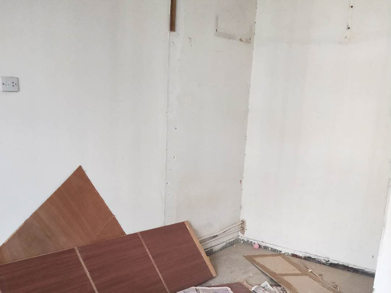 臥室柜體拆除：嵌入式衣柜是指在房屋進(jìn)行裝修的時(shí)候即將衣柜嵌入到那面墻里,對于小戶型的家居中,安裝嵌入式衣柜會(huì)非常節(jié)省空間,使用也非常方便。一般來說,嵌入式衣柜大多是定制的,從生產(chǎn)到安裝都是由廠家完成的,自然拆除衣柜也可以找專業(yè)的人士來進(jìn)行。如果想自己拆除嵌入式衣柜,先把衣柜里的衣物清理干凈,留下空的衣柜。然后把柜子的布罩從下面向上移動(dòng),通常嵌入式衣柜中間一般都是插拔的,就可以把柜子分成兩部分,根據(jù)自家嵌入式衣柜的實(shí)際情況,把所有的螺絲卸掉,就拆卸完成了。