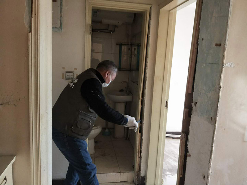 家具拆除整理：1、將面板拆下來，在門鎖的內(nèi)面板有2個(gè)鎖釘取下。 2、面板拆完后，再拆鎖芯帽，即兩顆釘。 3、有的鎖芯，在門側(cè)面也有兩個(gè)螺絲釘，需要將之拆開。 4、取下鎖芯后。在門邊鎖體的檔片中部有一個(gè)螺絲，在鎖舌(方舌)之間，將此鎖芯取出，就可以將鎖芯取出了。 5、安裝新鎖芯，安裝面板，固定好相應(yīng)的螺絲就可以。