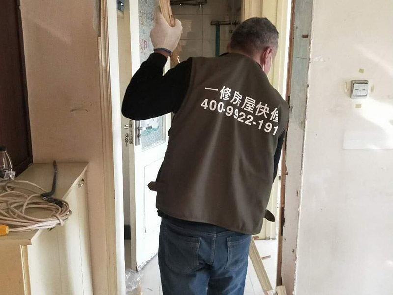 家具拆除整理：1、將面板拆下來，在門鎖的內(nèi)面板有2個(gè)鎖釘取下。 2、面板拆完后，再拆鎖芯帽，即兩顆釘。 3、有的鎖芯，在門側(cè)面也有兩個(gè)螺絲釘，需要將之拆開。 4、取下鎖芯后。在門邊鎖體的檔片中部有一個(gè)螺絲，在鎖舌(方舌)之間，將此鎖芯取出，就可以將鎖芯取出了。 5、安裝新鎖芯，安裝面板，固定好相應(yīng)的螺絲就可以。