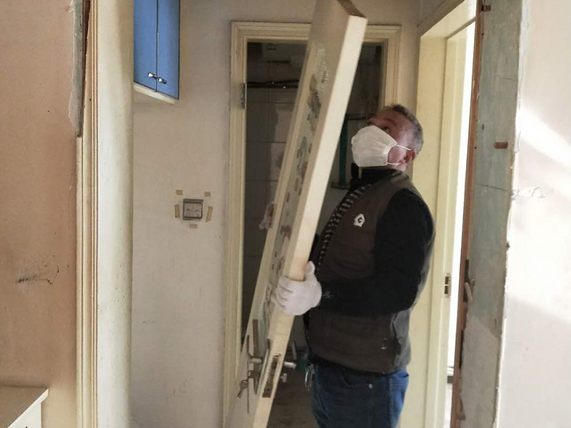 家具拆除整理：1、將面板拆下來，在門鎖的內(nèi)面板有2個(gè)鎖釘取下。 2、面板拆完后，再拆鎖芯帽，即兩顆釘。 3、有的鎖芯，在門側(cè)面也有兩個(gè)螺絲釘，需要將之拆開。 4、取下鎖芯后。在門邊鎖體的檔片中部有一個(gè)螺絲，在鎖舌(方舌)之間，將此鎖芯取出，就可以將鎖芯取出了。 5、安裝新鎖芯，安裝面板，固定好相應(yīng)的螺絲就可以。