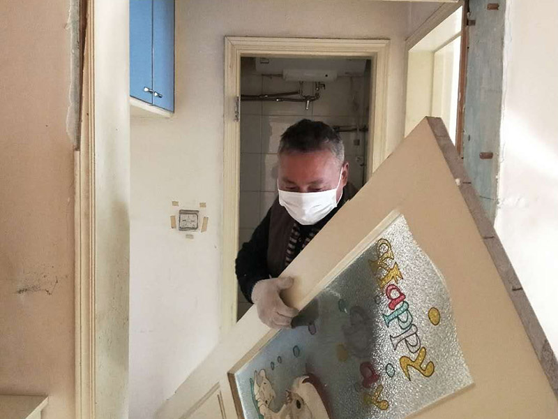 家具拆除整理：1、將面板拆下來，在門鎖的內(nèi)面板有2個(gè)鎖釘取下。 2、面板拆完后，再拆鎖芯帽，即兩顆釘。 3、有的鎖芯，在門側(cè)面也有兩個(gè)螺絲釘，需要將之拆開。 4、取下鎖芯后。在門邊鎖體的檔片中部有一個(gè)螺絲，在鎖舌(方舌)之間，將此鎖芯取出，就可以將鎖芯取出了。 5、安裝新鎖芯，安裝面板，固定好相應(yīng)的螺絲就可以。