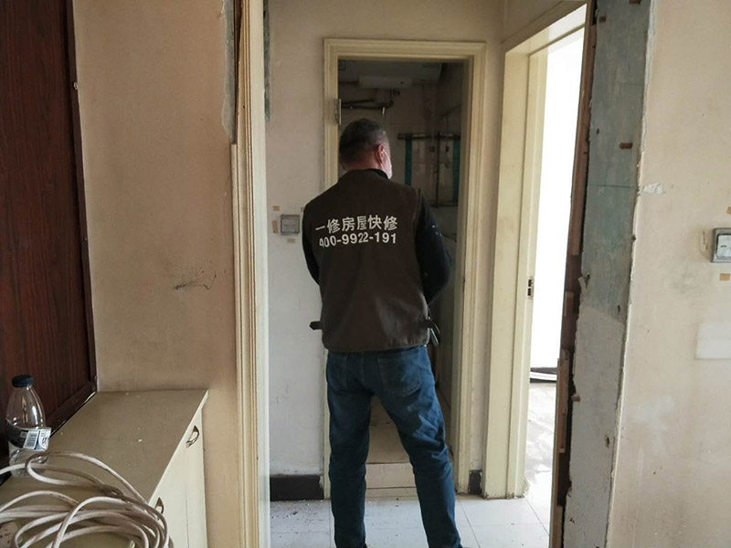 家具拆除整理：1、將面板拆下來，在門鎖的內(nèi)面板有2個(gè)鎖釘取下。 2、面板拆完后，再拆鎖芯帽，即兩顆釘。 3、有的鎖芯，在門側(cè)面也有兩個(gè)螺絲釘，需要將之拆開。 4、取下鎖芯后。在門邊鎖體的檔片中部有一個(gè)螺絲，在鎖舌(方舌)之間，將此鎖芯取出，就可以將鎖芯取出了。 5、安裝新鎖芯，安裝面板，固定好相應(yīng)的螺絲就可以。