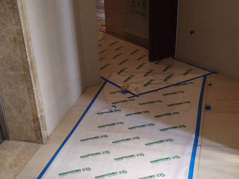 全屋室內(nèi)裝修：1、墻面檢查。在進(jìn)行裝修墻面處理前，重要的就是檢查墻面，看其是否堅實，平整。如果墻面存在裂痕或者洞則需要用石膏先進(jìn)行修補平整。2、刮膩子。一般墻面刮2次膩子即可，平整度較差的墻面需要局部多刮幾次，更嚴(yán)重的需要先找石膏找平，每遍膩子批刮需要在2個時以上。3、膩子打磨。等膩子刮后之后，進(jìn)行打磨，可以在夜間進(jìn)行，用200瓦以上的燈泡貼近墻面，邊打磨邊查看平整度。打磨容易產(chǎn)生大量粉塵，需要做好口罩穿著等準(zhǔn)備。