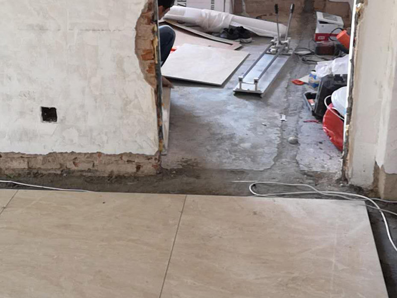 全屋室內(nèi)裝修：1、墻面檢查。在進(jìn)行裝修墻面處理前，重要的就是檢查墻面，看其是否堅實，平整。如果墻面存在裂痕或者洞則需要用石膏先進(jìn)行修補平整。2、刮膩子。一般墻面刮2次膩子即可，平整度較差的墻面需要局部多刮幾次，更嚴(yán)重的需要先找石膏找平，每遍膩子批刮需要在2個時以上。3、膩子打磨。等膩子刮后之后，進(jìn)行打磨，可以在夜間進(jìn)行，用200瓦以上的燈泡貼近墻面，邊打磨邊查看平整度。打磨容易產(chǎn)生大量粉塵，需要做好口罩穿著等準(zhǔn)備。