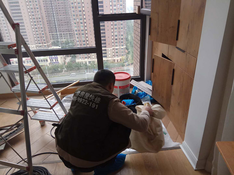 家具五金安裝：安裝時要注意家中的其它位置的保護，因為家具一般在家裝過程中是最后進場(不裝修的話更要保護家里的物品)，重點保護的對象是：地板(尤其是實木地板)、門套、門、樓梯、墻紙、壁燈等。 主要是要確定安裝位置，以最合適家人的高度或者位置就可以，而不要光圖美觀好看。比如吊柜或者增高柜的把手一定要安裝在門的下面，地柜、寫字臺的小柜，一定要放在上面。