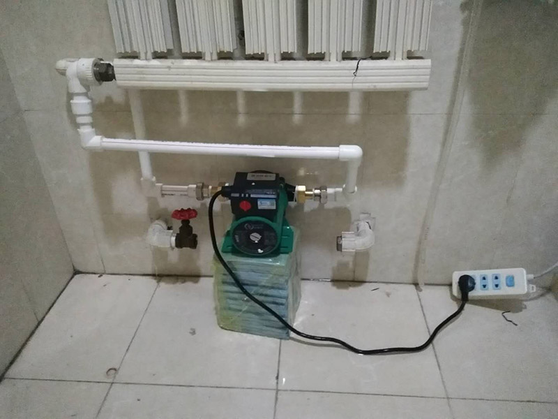 暖氣循環(huán)泵安裝:1、家用暖氣循環(huán)泵安裝前應(yīng)檢查循環(huán)泵進(jìn)出水口是否有異物堵塞； 　　2、家用暖氣循環(huán)泵裝入系統(tǒng)前應(yīng)將系統(tǒng)管道內(nèi)的雜物沖洗干凈，以免循環(huán)泵運(yùn)轉(zhuǎn)時(shí)雜物纏繞葉輪造成堵轉(zhuǎn)； 　　3、家用暖氣循環(huán)泵安裝時(shí)應(yīng)用力輕柔，請勿大力，以免損壞泵體； 　　4、家用暖氣循環(huán)泵的進(jìn)、出口都要設(shè)有由任(活接頭)，以便裝拆。 　　5、家用暖氣循環(huán)泵安全接線，連線要采用帶地線的三股線的插頭， 地線端與電機(jī)外殼聯(lián)接，以保證安全。 　　6、家用暖氣循環(huán)泵噪聲低，檢查是否轉(zhuǎn)動時(shí)，需用螺絲刀頂住耳朵細(xì)聽。 　　7、部分家用暖氣循環(huán)泵泵內(nèi)潛水轉(zhuǎn)動部分利用水潤滑，因此，請勿長時(shí)間無水運(yùn)行。