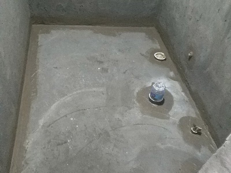 衛(wèi)生間防水裝修:1.利用水泥砂漿水泥砂漿或豆石混凝土鋪平坡度。訣竅是：地漏附近坡度大，門口附近坡度小。 2.利用管根密封膏封嚴(yán)管線，管線要穿透樓板根部。刷防水涂料時(shí)可以貼1-2層玻璃絲布加強(qiáng)防水性。 3.墻壁表面打磨成干凈平光沒有顆?；覊m，墻壁與地面的交接區(qū)域注意原角和坡角的設(shè)置。 4.聚氨酯防水涂膜由管根和墻角處開始進(jìn)行涂抹，在常溫下經(jīng)過4小時(shí)放干后，再大面積涂抹和刮刷。注意涂料總厚度大于1. 5毫米，不能有漏刮和鼓泡的不良現(xiàn)象。24小時(shí)后立面涂刷下一層，之后再以垂直的方向進(jìn)行二次涂刷。最后涂膜半固化，拋甩粗砂粒方便與水泥砂漿融合。 5.防水層的設(shè)置與具體區(qū)域有關(guān)。防水地面的防水層應(yīng)高出地面200寬，地面防水層應(yīng)超出衛(wèi)生間門口以外300寬。而又淋浴的衛(wèi)生間墻面防水層則應(yīng)設(shè)置為高出地面1800寬。 6.展開閉水實(shí)驗(yàn)的時(shí)候，先完成防水工作再利用包立管方法。之后再局部進(jìn)行防水。閉水試驗(yàn)也可為了避免破壞地面防水層而免做。