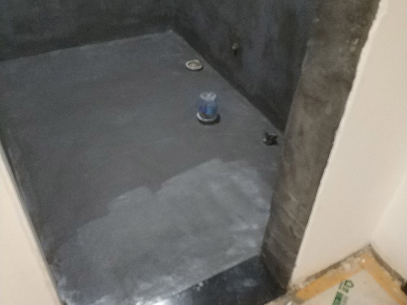 衛(wèi)生間防水裝修:1.利用水泥砂漿水泥砂漿或豆石混凝土鋪平坡度。訣竅是：地漏附近坡度大，門口附近坡度小。 2.利用管根密封膏封嚴(yán)管線，管線要穿透樓板根部。刷防水涂料時(shí)可以貼1-2層玻璃絲布加強(qiáng)防水性。 3.墻壁表面打磨成干凈平光沒有顆?；覊m，墻壁與地面的交接區(qū)域注意原角和坡角的設(shè)置。 4.聚氨酯防水涂膜由管根和墻角處開始進(jìn)行涂抹，在常溫下經(jīng)過4小時(shí)放干后，再大面積涂抹和刮刷。注意涂料總厚度大于1. 5毫米，不能有漏刮和鼓泡的不良現(xiàn)象。24小時(shí)后立面涂刷下一層，之后再以垂直的方向進(jìn)行二次涂刷。最后涂膜半固化，拋甩粗砂粒方便與水泥砂漿融合。 5.防水層的設(shè)置與具體區(qū)域有關(guān)。防水地面的防水層應(yīng)高出地面200寬，地面防水層應(yīng)超出衛(wèi)生間門口以外300寬。而又淋浴的衛(wèi)生間墻面防水層則應(yīng)設(shè)置為高出地面1800寬。 6.展開閉水實(shí)驗(yàn)的時(shí)候，先完成防水工作再利用包立管方法。之后再局部進(jìn)行防水。閉水試驗(yàn)也可為了避免破壞地面防水層而免做。