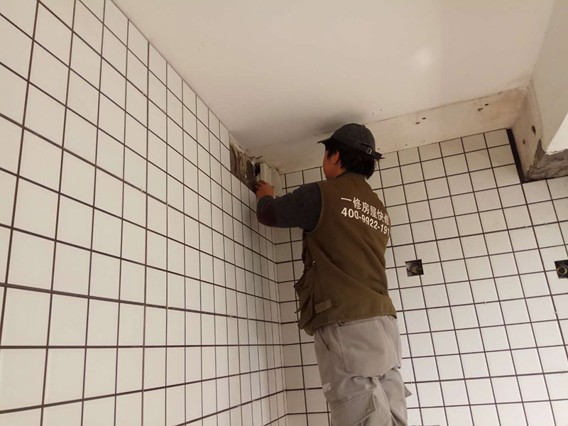 廚房改造貼磚，安裝排氣管：在鋪貼墻磚之前，我們需要對其進行基層處理。先將基層表面的灰塵和污漬清理干凈，然后在將其表面的膩子層和涂料層去除干凈。在粘結(jié)劑漿料中加入適當(dāng)?shù)乃?，把它們混合攪拌均勻后，再將其靜置五分鐘到十分鐘，隨后再攪拌1-2分鐘便可以開始使用了，將涂抹了漿料的墻磚按照之前預(yù)鋪的花紋樣式進行鋪貼，鋪貼平整之后，再用橡膠錘子將其拍平鋪實，增強其穩(wěn)定性。