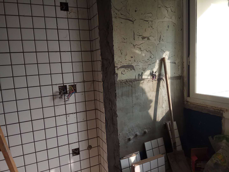 年長的舊房屋現(xiàn)在越來越多，舊房屋的問題有很多，水管老化，墻皮掉落，門窗隔音差等等問題，有些舊房屋需要重新翻新才能住著舒適，裝修翻新相對復(fù)雜，那么主要注意些什么問題呢？一修房屋快修小編整理了，翻新裝修注意六事項(xiàng)：