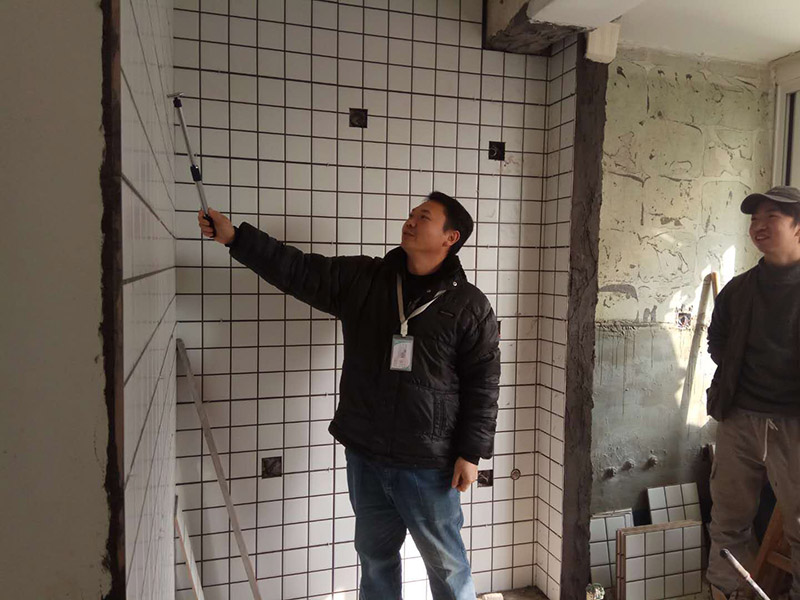 廚房改造貼磚，安裝排氣管：在鋪貼墻磚之前，我們需要對其進行基層處理。先將基層表面的灰塵和污漬清理干凈，然后在將其表面的膩子層和涂料層去除干凈。在粘結(jié)劑漿料中加入適當(dāng)?shù)乃?，把它們混合攪拌均勻后，再將其靜置五分鐘到十分鐘，隨后再攪拌1-2分鐘便可以開始使用了，將涂抹了漿料的墻磚按照之前預(yù)鋪的花紋樣式進行鋪貼，鋪貼平整之后，再用橡膠錘子將其拍平鋪實，增強其穩(wěn)定性。