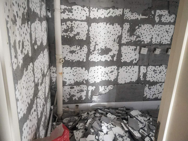 墻面拆改維修：（1）通常要鏟除舊房子的原漆面，先用水噴濕其表層，再用電刨機(jī)或泥刀鏟除其表層漆面； （2）對(duì)失修已久的舊墻面，表面已有嚴(yán)重漆面脫落，批燙層呈粉沙化的，應(yīng)鏟除漆層和整個(gè)批燙，直至見到水泥批燙或磚層； （3）而后用熟膠粉和雙飛粉調(diào)拌打底批平，接著便是涂飾乳膠漆了，面層要涂?jī)杀橹寥?，其時(shí)間間隔以24小時(shí)為佳。 通常是對(duì)二手房墻壁面層進(jìn)行處理，然后用膩?zhàn)诱移?，打磨平整光滑，再刷乳膠漆。