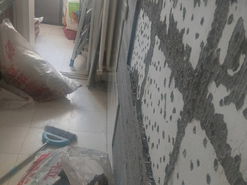 墻面拆改維修：（1）通常要鏟除舊房子的原漆面，先用水噴濕其表層，再用電刨機(jī)或泥刀鏟除其表層漆面； （2）對(duì)失修已久的舊墻面，表面已有嚴(yán)重漆面脫落，批燙層呈粉沙化的，應(yīng)鏟除漆層和整個(gè)批燙，直至見到水泥批燙或磚層； （3）而后用熟膠粉和雙飛粉調(diào)拌打底批平，接著便是涂飾乳膠漆了，面層要涂?jī)杀橹寥?，其時(shí)間間隔以24小時(shí)為佳。 通常是對(duì)二手房墻壁面層進(jìn)行處理，然后用膩?zhàn)诱移?，打磨平整光滑，再刷乳膠漆。