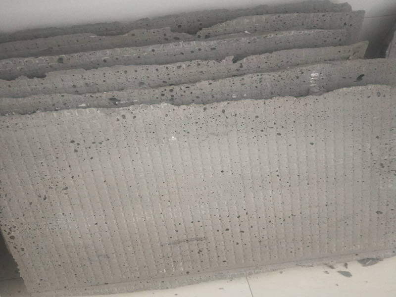 墻面拆改維修：（1）通常要鏟除舊房子的原漆面，先用水噴濕其表層，再用電刨機(jī)或泥刀鏟除其表層漆面； （2）對(duì)失修已久的舊墻面，表面已有嚴(yán)重漆面脫落，批燙層呈粉沙化的，應(yīng)鏟除漆層和整個(gè)批燙，直至見到水泥批燙或磚層； （3）而后用熟膠粉和雙飛粉調(diào)拌打底批平，接著便是涂飾乳膠漆了，面層要涂?jī)杀橹寥?，其時(shí)間間隔以24小時(shí)為佳。 通常是對(duì)二手房墻壁面層進(jìn)行處理，然后用膩?zhàn)诱移剑蚰テ秸饣?，再刷乳膠漆。